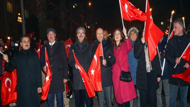 Çanakkale Deniz Zaferi’nin 110. yıl dönümünde fener alayı düzenlendi haberi