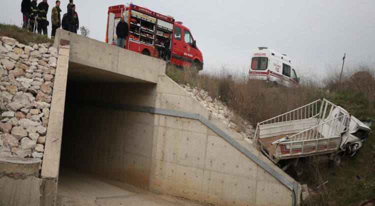 Çanakkale’de kaldırıma çarptıktan sonra alt geçide düşen kamyonetin sürücüsü öldü haberi