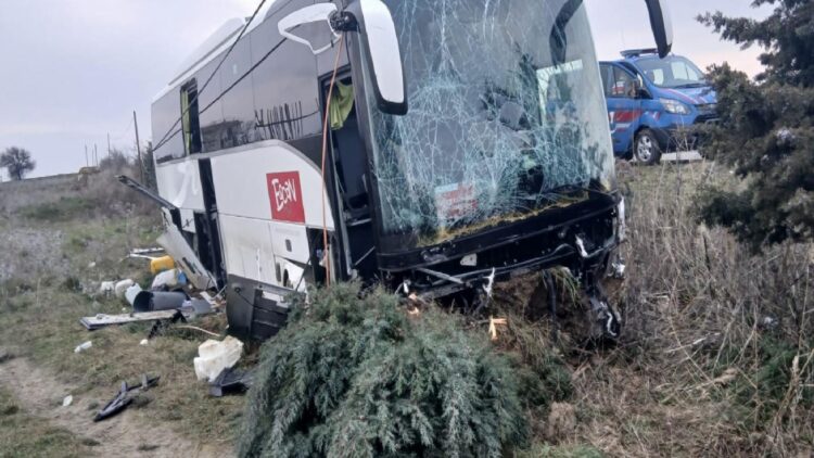 Çanakkale’de yoldan çıkıp boş araziye giren tur otobüsündeki 11 kişi yaralandı haberi