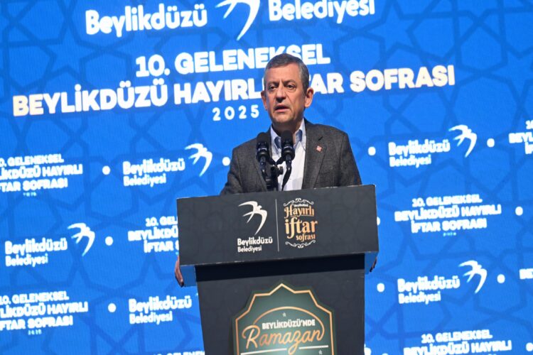CHP Genel Başkanı Özel, Beylikdüzü’nde iftar programına katıldı: haberi