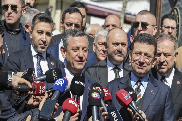 CHP Genel Başkanı Özel cuma namazını Hırka-i Şerif Camisi’nde kıldı haberi