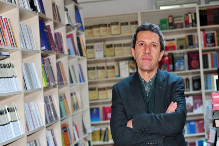 DOSYA HABER: YEDİ İKLİM DÖRT KÖŞEDE TÜRKÇENİN SERÜVENİ – Eleştirmen Necip Tosun, Rasim Özdenören’in kendi öykü dünyasını kuran bir yazar olduğunu anlattı: haberi