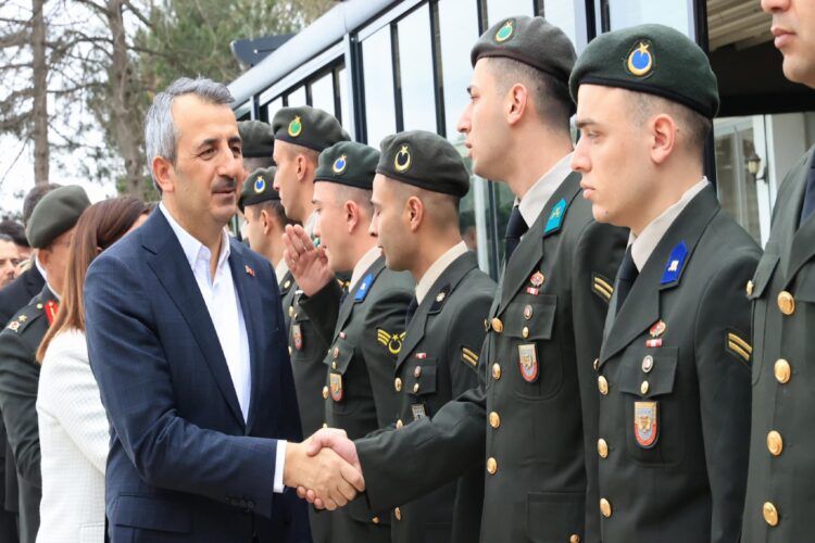 Edirne Valisi Sezer kurumlara bayram ziyareti gerçekleştirdi haberi
