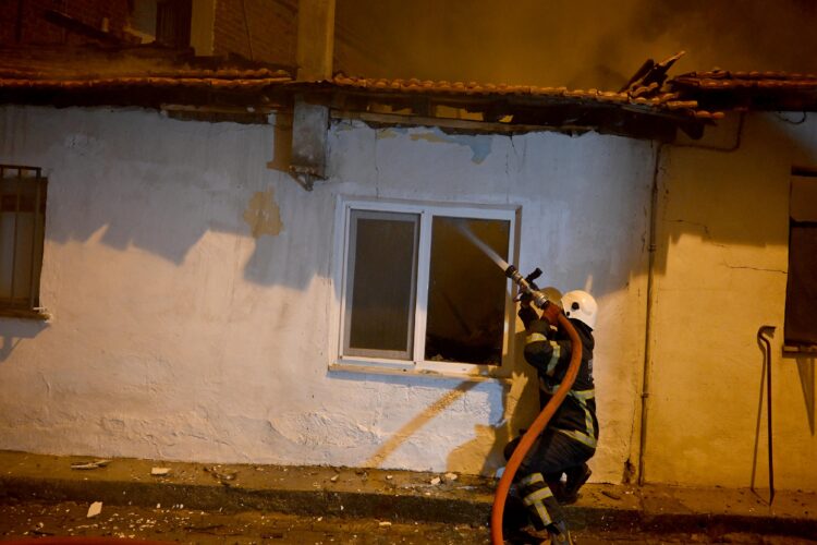 Edirne’de çıkan yangında 2 müstakil ev kullanılamaz hale geldi haberi