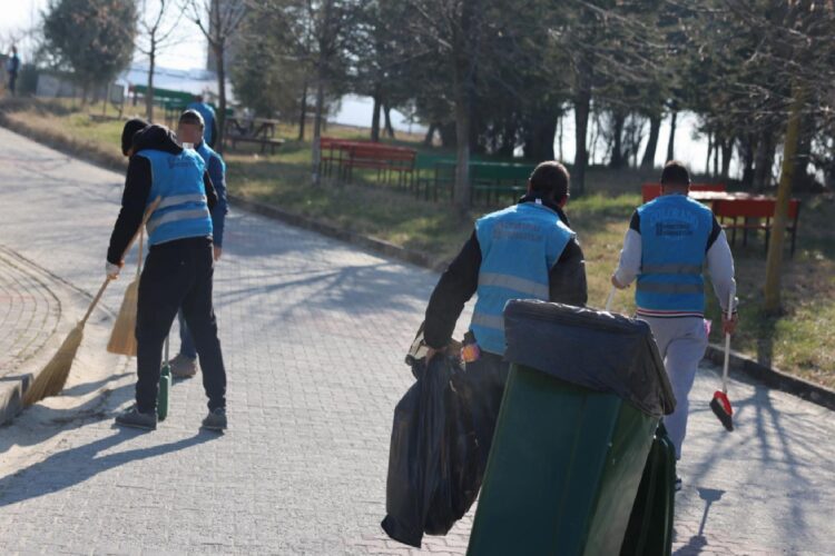 Edirne’de hükümlüler TÜ’de çevre düzenleme ve temizlik çalışması yaptı haberi