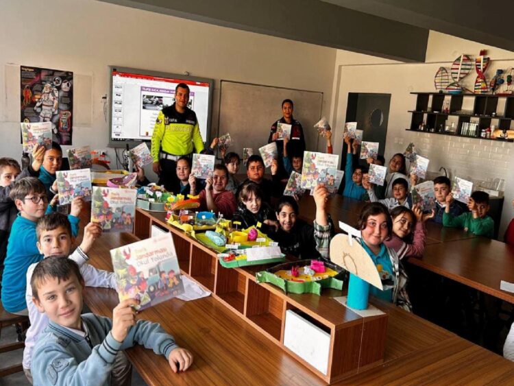 Edirne’de jandarma ve polis öğrencilere trafik eğitimi verdi haberi