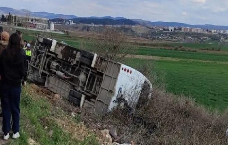 Edirne’de şarampole devrilen minibüsteki 26 öğrenci ile sürücü hafif yaralandı haberi