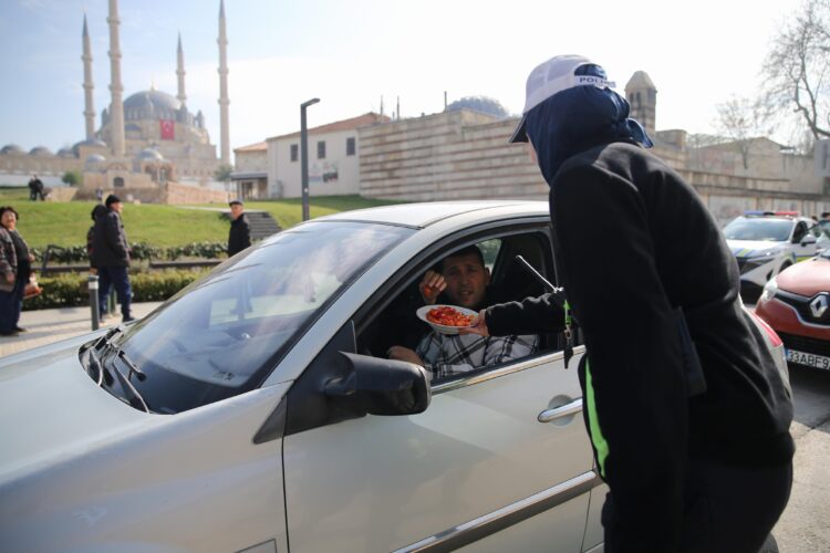 Edirne’de trafik ekipleri sürücülerin bayramını kutlayıp uyarılarda bulundu haberi