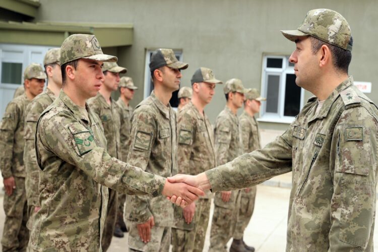 Edirne’deki “hudut kartalları” sınırda bayramlaştı haberi