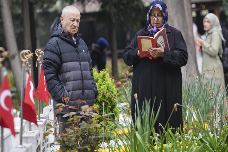 Edirnekapı Şehitliği’nde bayram yoğunluğu yaşandı haberi