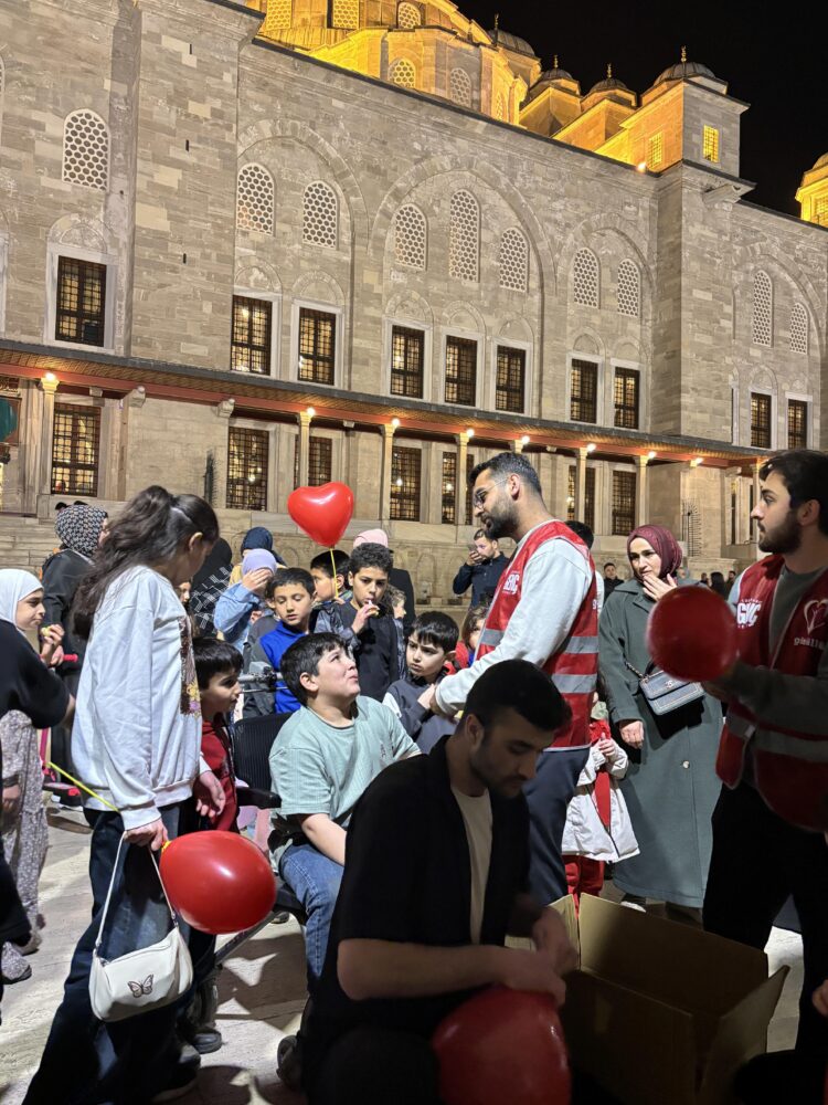 Fatih Camii avlusunda çocuklar için Ramazan Şöleni düzenlendi haberi