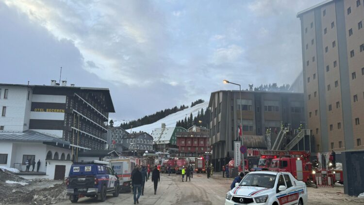 GÜNCELLEME 2 – Uludağ’da işletme belgesi olmadığı için kapatılan otelde çıkan yangın kontrol altına alındı haberi