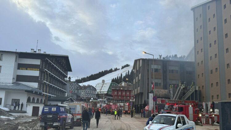 GÜNCELLEME – Uludağ’da işletme belgesi olmadığı için kapatılan otelde çıkan yangına müdahale ediliyor haberi