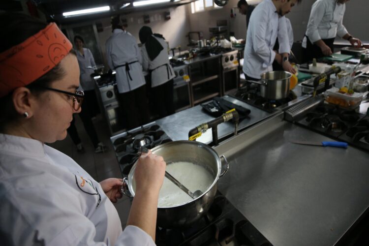 İftar sofralarının vazgeçilmez tatlısı güllaç, Çanakkale’de üniversite öğrencilerine ders oldu haberi