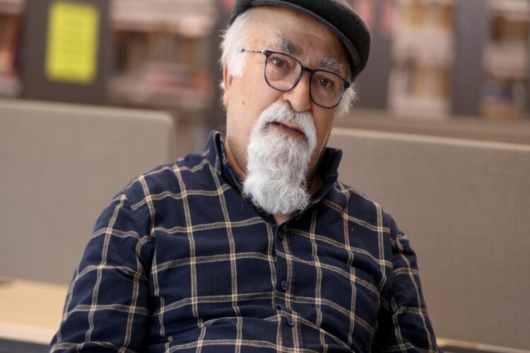 “İkinci evim” dediği kütüphanede 62 yıldır kitap okuyor haberi