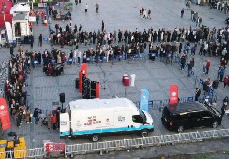 İstanbul Müftülüğü ramazanda mobil ikram aracıyla binlerce kişiye ulaştı haberi