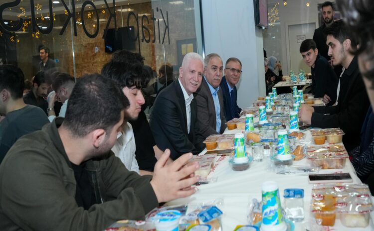 İstanbul Valisi Gül, Fatih’te gençlerle oruç açtı haberi