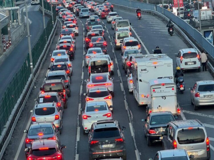 İstanbul’da akşam saatlerinde trafik yoğunluğu haberi