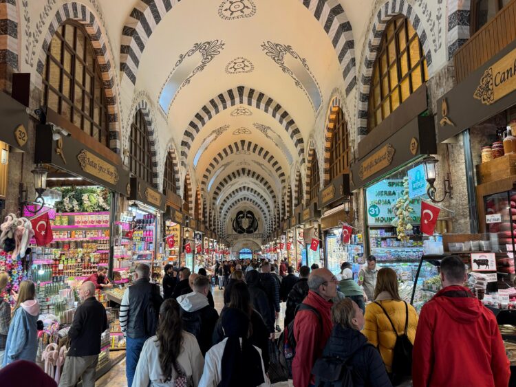 İstanbul’da bayram alışverişi hareketliliği yaşanıyor haberi