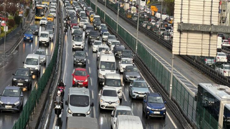İstanbul’da trafik yoğunluğu bayram tatilinin de etkisiyle yüzde 85’e çıktı haberi