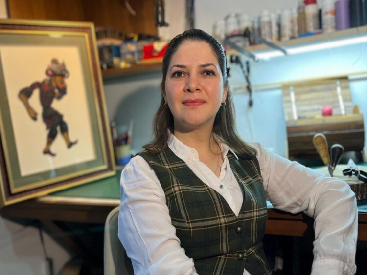 Kadın karagöz ustası, mesleğinin inceliklerini verdiği eğitimlerle gelecek nesillere aktarıyor haberi