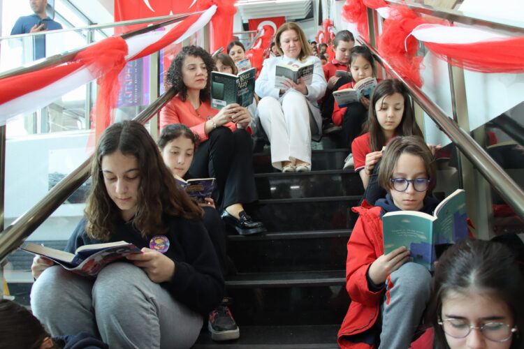 Kırklareli Vali Yardımcısı Tuncer, kütüphanede öğrencilerle kitap okudu haberi