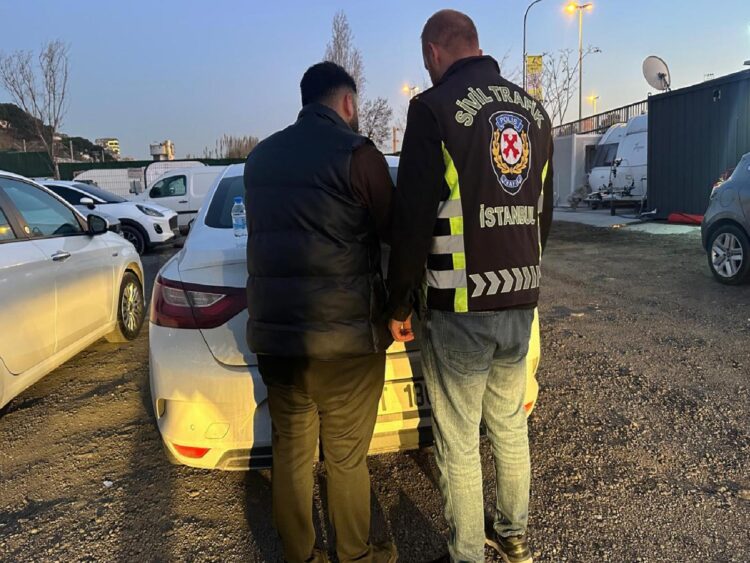 Maltepe’de trafiği tehlikeye düşüren 2 sürücüye para cezası verildi haberi
