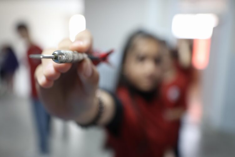 Okuldaki başarı dart oyunuyla sağlandı haberi