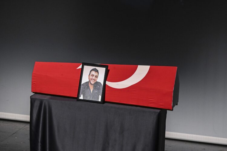 Oyuncu Şinasi Yurtsever İstanbul’da son yolculuğuna uğurlandı haberi