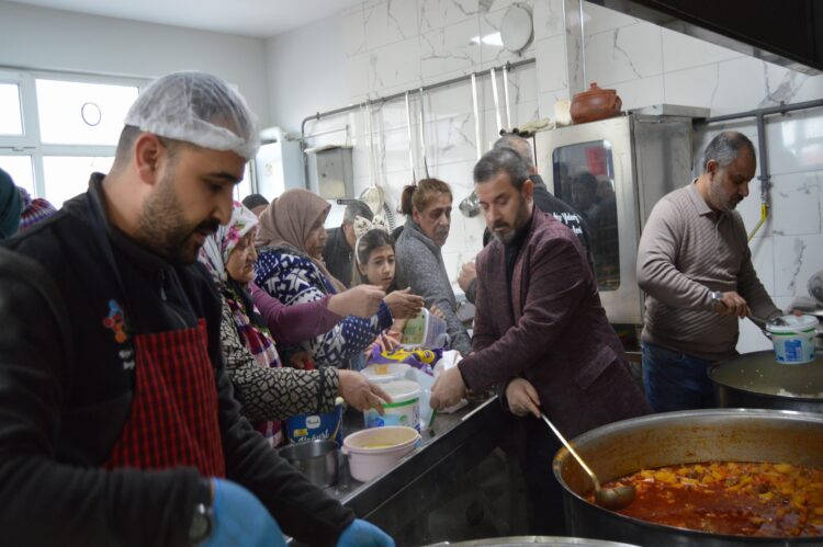 Roman vatandaşların kurduğu aşevinde hazırlanan yemekler ihtiyaç sahiplerine ulaştırılıyor haberi