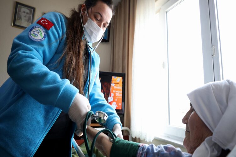 Sağlık hizmetini köylerdeki hastaların ayağına götürüyorlar haberi