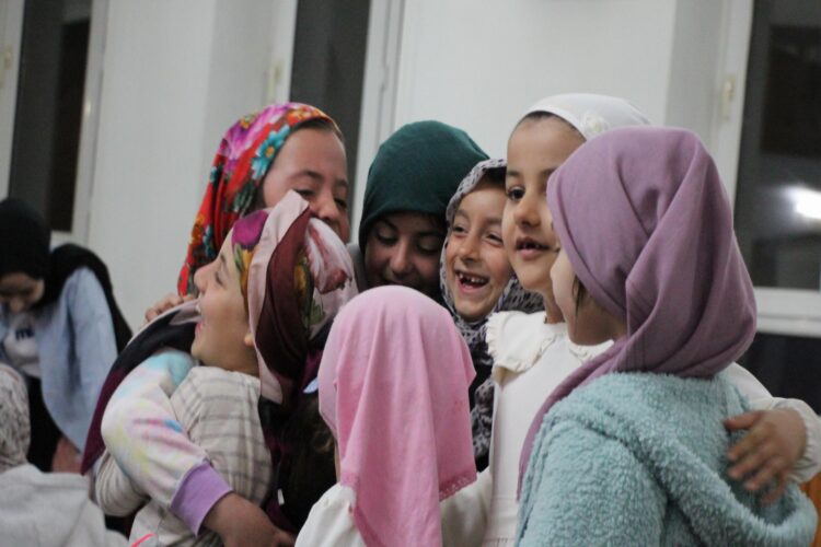 Sakarya’da camiye gelen çocuklar oyun ve hediyelerle ramazan coşkusunu yaşıyor haberi