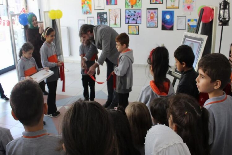 Sakarya’da ilkokul öğrencisi, sergisinin gelirini Gazze’deki çocuklara bağışladı haberi