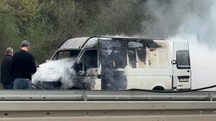 Sakarya’da seyir halindeki panelvan yandı haberi