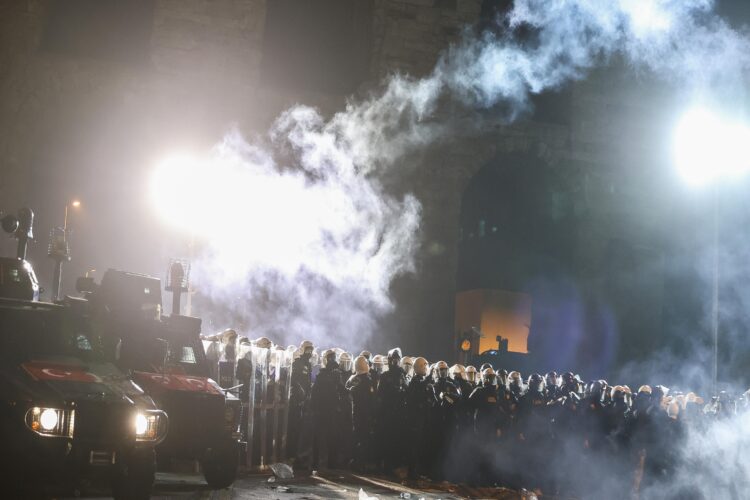 Saraçhane’de izinsiz gösteri yaparak polise saldıran gruba müdahale edildi haberi