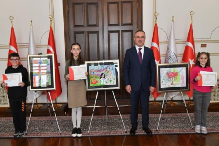 Tekirdağ Valisi Soytürk resim yarışmasında dereceye giren öğrencileri ağırladı haberi