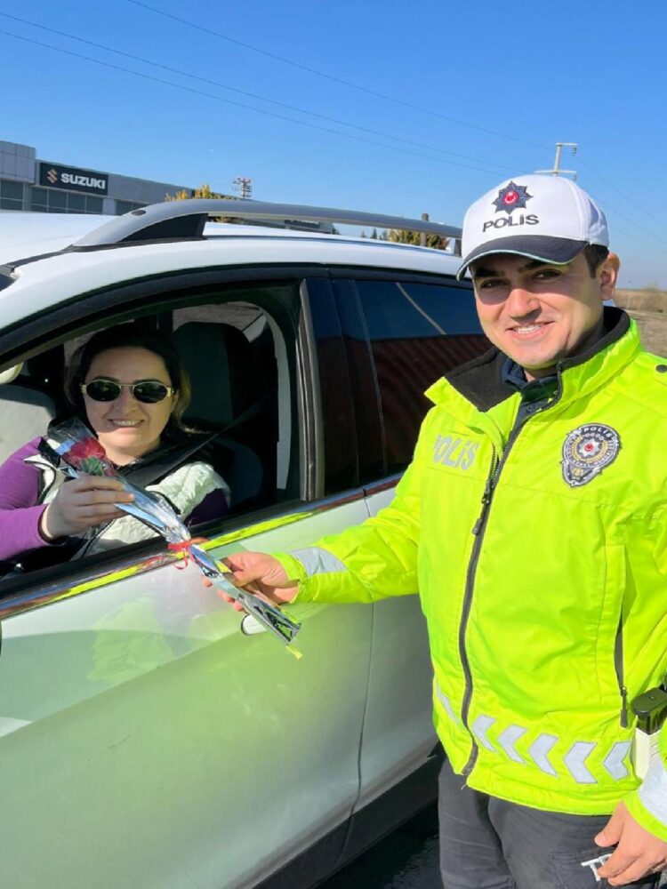 Tekirdağ’da polis ekipleri, kadın sürücülerin gününü kutladı haberi