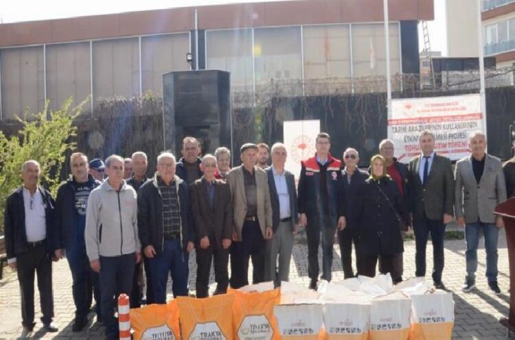 Tekirdağ’da üreticileri ayçiçek ve kanola tohumu dağıtıldı haberi