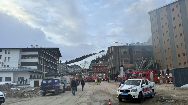 Uludağ’da kapatılan bir otelde çıkan yangına müdahale ediliyor haberi
