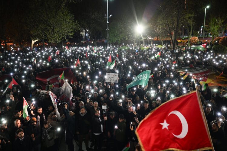 AGD üyeleri, İsrail’in Gazze’ye saldırılarını Fatih’te protesto etti haberi