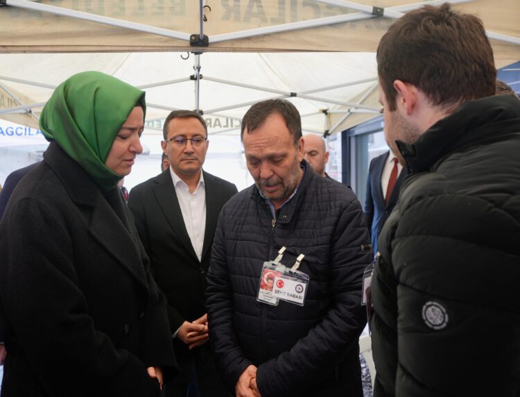 AK Parti Genel Başkan Yardımcısı Kaya, İstanbul’da şehit bekçinin ailesini ziyaret etti haberi