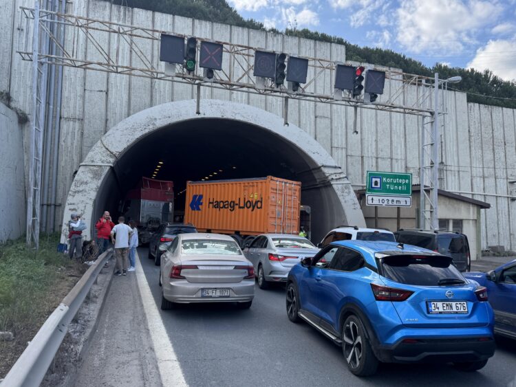 Anadolu Otoyolu Kocaeli kesimindeki kaza nedeniyle İstanbul istikameti ulaşıma kapandı haberi
