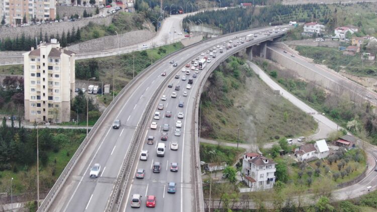 Anadolu Otoyolu’nda bayram tatili dönüş hareketliliği kısmen başladı haberi