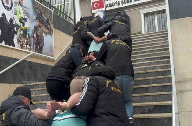 Bağcılar’da kimlik kontrolü sırasında bekçinin silahla yaralanmasına ilişkin 4 zanlı yakalandı haberi