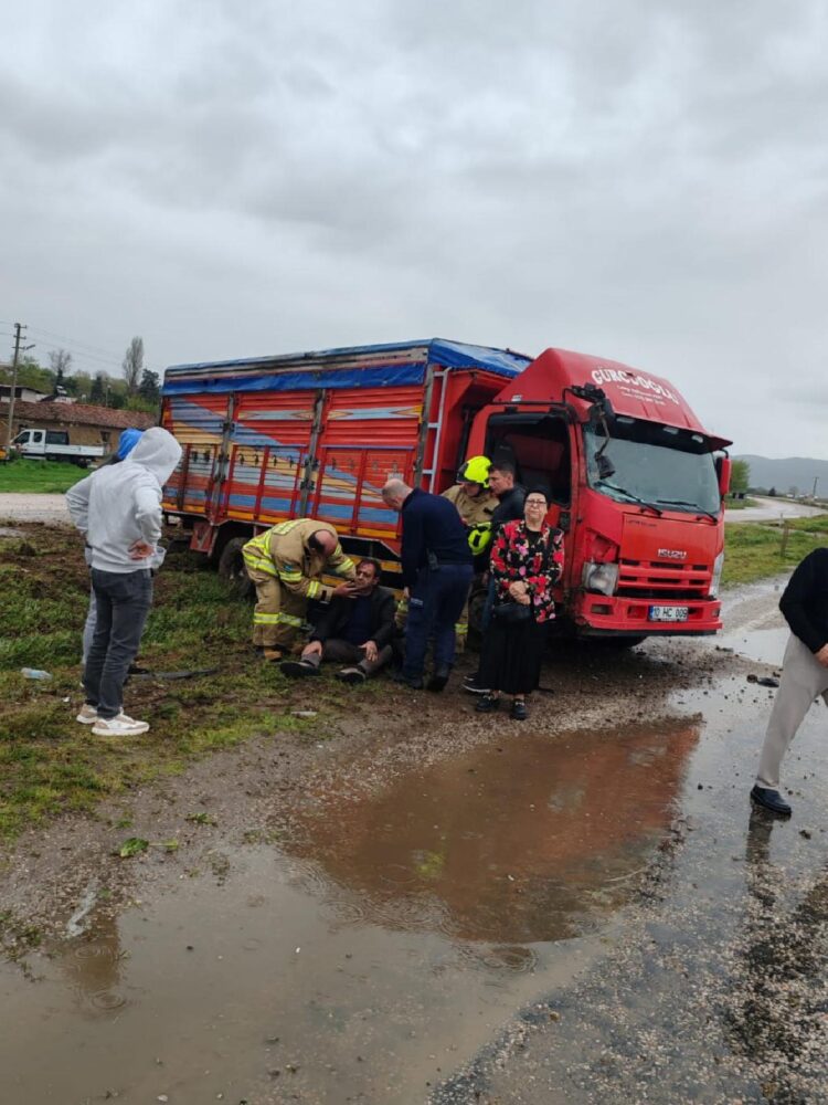 Balıkesir’de kamyonetin yoldan çıktığı kazada 2 kişi yaralandı haberi