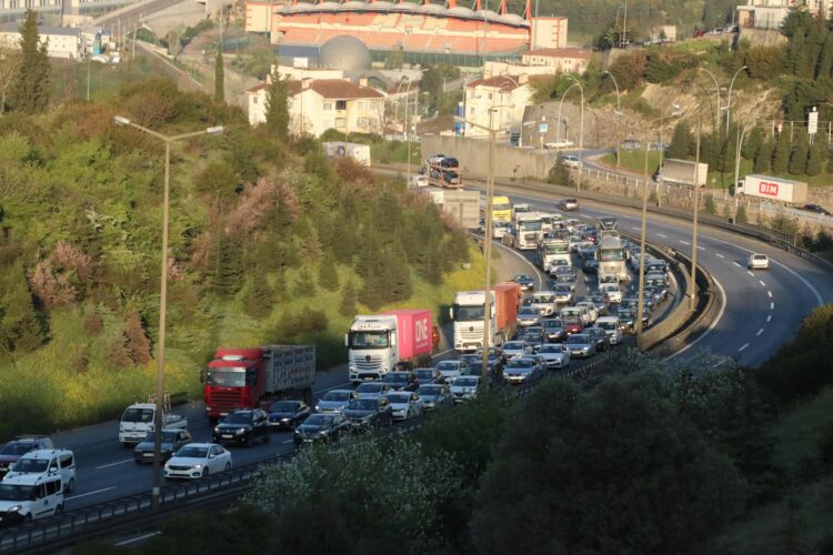 Bayram tatilinden dönenler Anadolu Otoyolu Kocaeli kesiminde yoğunluk oluşturuyor haberi