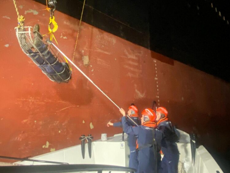 Bozcaada’da gemide yüzünden yaralanan personelin tıbbi tahliyesi yapıldı haberi