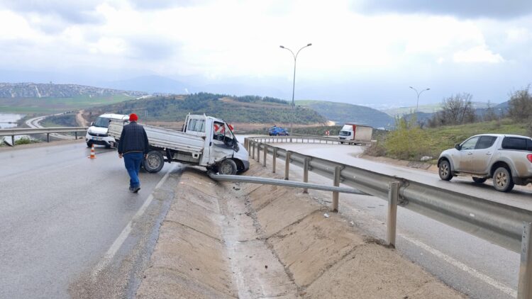 Bursa’da aydınlatma direğine çarpan kamyonetin sürücüsü yaralandı haberi