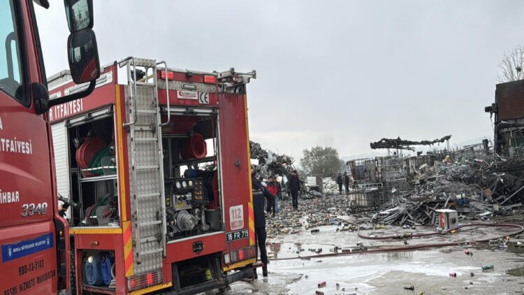 Bursa’da geri dönüşüm tesisinde çıkan yangın söndürüldü haberi