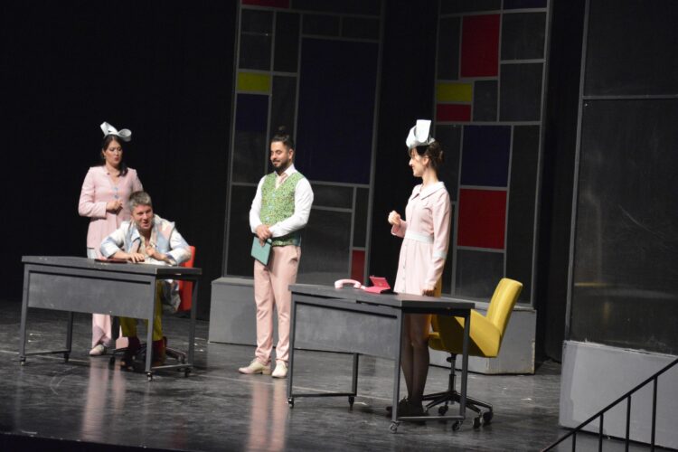 Bursa’da “Hevesi Kursağında Kalanlar Kulübü” adlı oyun sahnelendi haberi